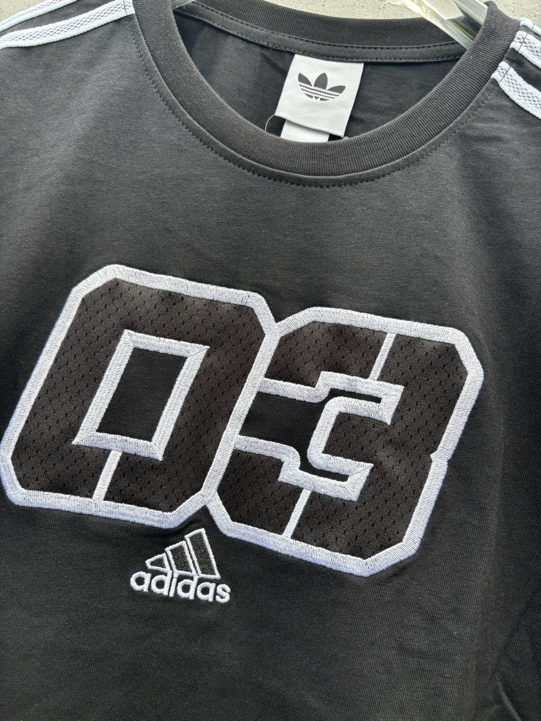 🈴 𝟮Color Collection 𝟬𝟱𝟰𝟯#Exclusive real shot/difference between various stolen pictures and online version on the market [𝗮𝗱𝗶𝗱𝗮𝘀 Adidas Clover men's and women's digital embroidery sports loose round neck T-shirt short sleeves, selected soft cotton fabric, skin-friendly, Breathable, super comfortable to wear. ✅Full set of 1:1 customized accessories ➕Customized three-label ➕𝗬𝘂𝗮𝗻 version hang tag ➕𝗹𝗼𝗴𝗼 packaging bag🔥 ➕Scan the tag to enter the official website. ✅Top version, ins Xiaohongshu Kuaishou = lots of bloggers wear it. ✅Adidas’ absolute Hot Sale star Same Style Details are online, feel free to compare! The iconic Adidas logo embellishes the chest, highlighting the brand's charm. Fixed color and classic three-bar stripes, classic will never go out of style! Versatile is not picky, the original model is perfect for the upper body, so buy it with your eyes closed! ✅The striped elements on both sides of the sleeves add a sporty and fashionable feel, making it easily adaptable to various sports or daily leisure scenes. Whether you are running for fitness or hanging out on the street, it can keep you full of energy without losing the sense of fashion. ✅Complete sizes to meet the needs of different body shapes! Color; White Black Size S-XXL